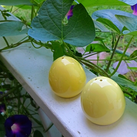 VINTAGE Pastel Yellow Mini Egg Shaped Mod Style Salt & Pepper Shakers - Picture 1 of 4